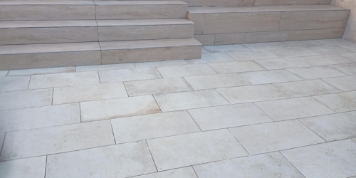 Colocación de suelo cerámico con piezas rectangulares y acabado uniforme en el Maresme