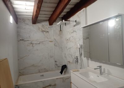 Alicatado de baño en Canet de mar con acabados de primera calidad