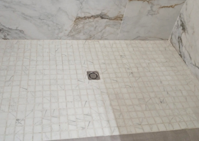 Plato de ducha de obra con gresite y desagüe centrado en el Maresme