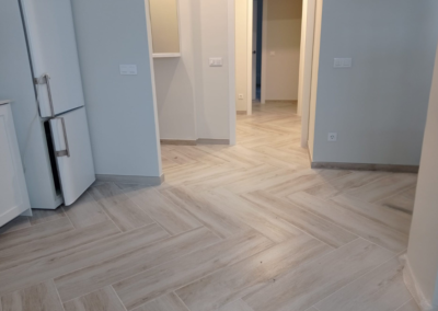 Suelo porcelánico imitación madera colocado en espiga en salón en el Maresme