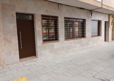 Alicatado de fachada exterior con acabado cerámico en vivienda en el Maresme