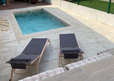 Suelo porcelánico exterior en zona de piscina con acabado antideslizante en el Maresme